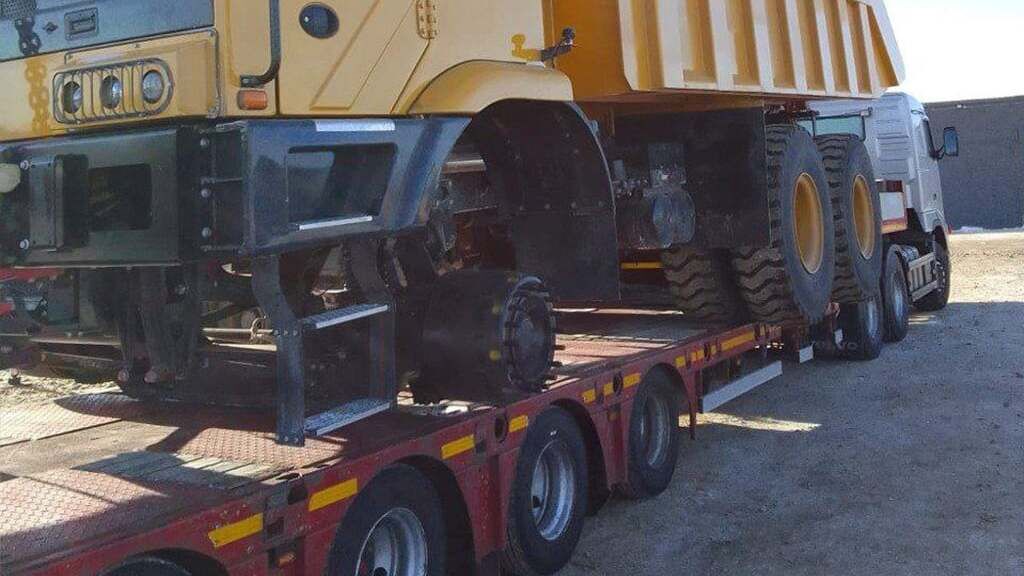 Перед транспортировкой тяжёлого самосвала был выполнен демонтаж передних колёс