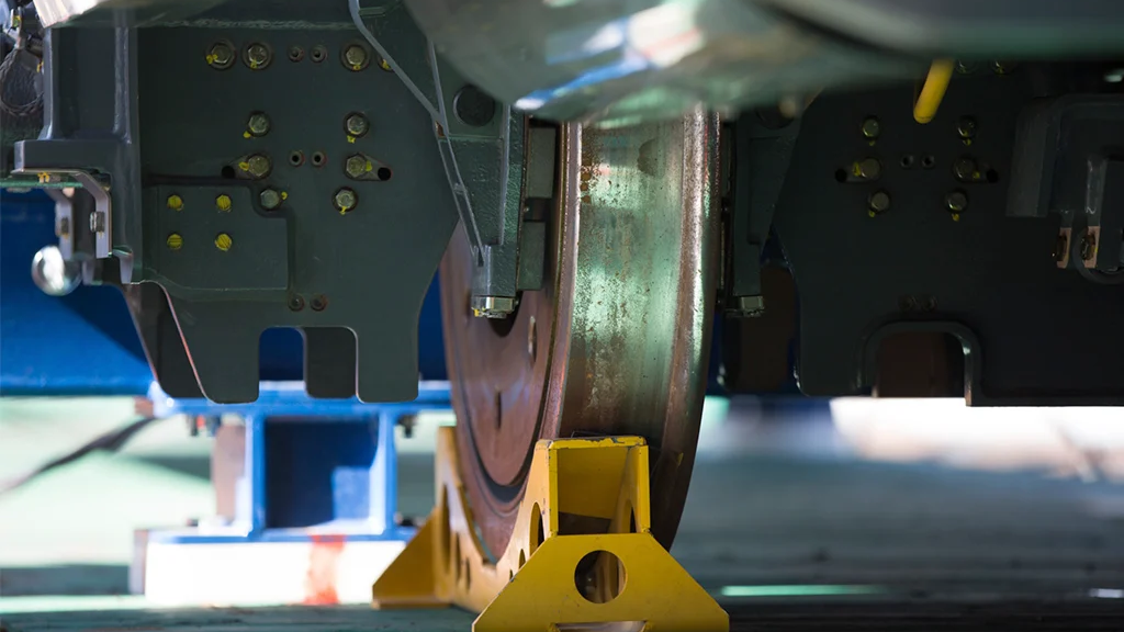 Колёсная пара ж/д платформы на блокираторе